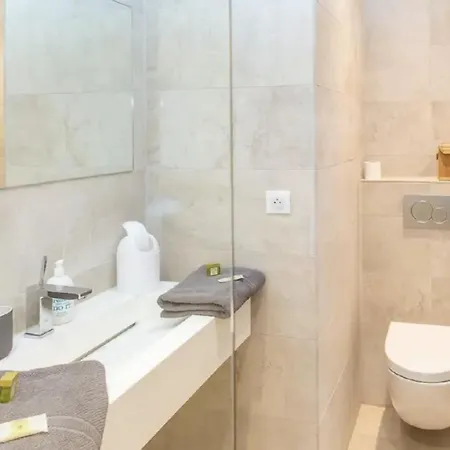 Amazing Large 1-bedroom Apartment *